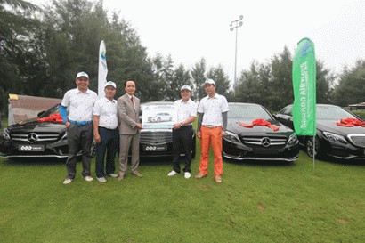 Chủ tịch Tập đoàn FLC - Ông Trịnh Văn Quyết trao giải thưởng cho golfer Cao Xuân Hùng ngay tại giải đấu
