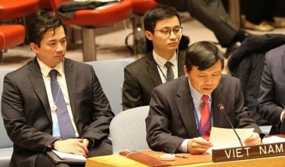Đại sứ Đặng Đình Quý, Trưởng Phái đoàn Việt Nam tại Liên Hợp Quốc (bìa phải). Ảnh VOV