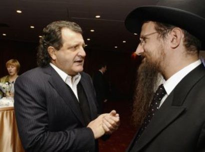  Shabtai Kalmanovich (trái) và Berel Lazar - nhà lãnh đạo cộng đồng Do thái giáo tại Nga (ảnh chụp năm 2004)