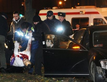 Thi thể Shabtai Kalmanovich được đưa ra khỏi xe sau vụ ám sát ngay tại trung tâm Moskva vào năm 2009