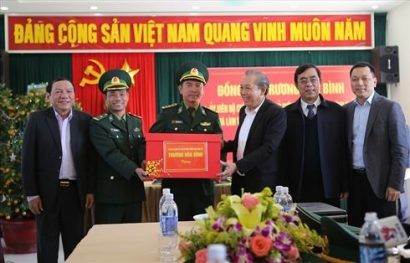 Phó Thủ tướng Thường trực Chính phủ Trương Hòa Bình trao quà cho Đồn Biên phòng Cửa khẩu Quốc tế Lao Bảo. Ảnh: H. Thơ.