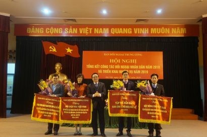 Đại diện các tập thể nhận cờ "tập thể dẫn đầu" của Ban Đối ngoại Trung ương (Đ/c Lê Thị Kim Thanh đứng thứ 2 bến trái)