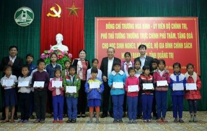  Phó Thủ tướng Thường trực Chính phủ Trương Hòa Bình tặng quà cho học sinh và đối tượng chính sách tại huyện Đakrông. Ảnh: H.Thơ.