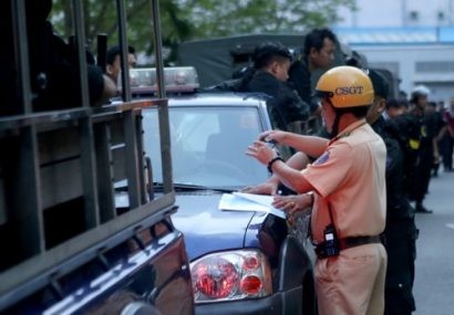  Tổ 363 Công an TP.HCM đang xử lý một trường hợp vi phạm giao thông - Ảnh: Zing.vn