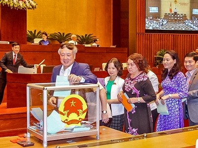  Chánh án TANDTC Nguyễn Hoà Bình cùng các đại biểu Quốc hội tiến hành bỏ phiếu kín, đánh giá tín nhiệm đối với các chức danh do Quốc hội bầu hoặc phê chuẩn sáng ngày 25/10/2018