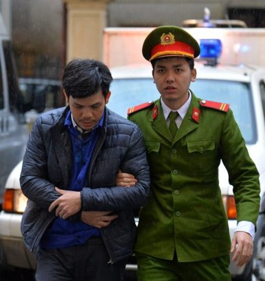 Bị cáo Phạm Xuân Quang được dẫn giải tới tòa sáng nay. Ảnh ĐỖ TRUNG
