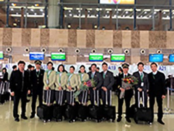 Đại diện Cục Hàng không tặng hoa cho Tổ bay của Bamboo Airways ngày bay thử