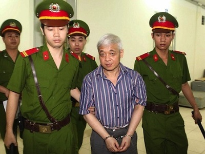  “Bầu” Kiên – cựu Phó Chủ tịch Hội đồng sáng lập Ngân hàng ACB (áo kẻ sọc) đã bị xét xử với nhiều tội danh