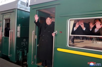 Chủ tịch Triều Tiên Kim Jong-un trên tàu tại Bình Nhưỡng hôm 23/2. Ảnh: KCNA/Reuters