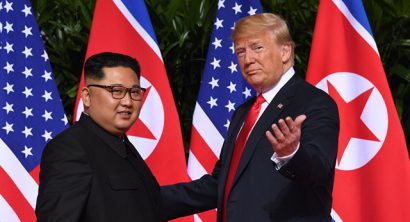 Tổng thống Mỹ Donald Trump (phải) và Chủ tịch Triều Tiên Kim Jong-un (trái)
