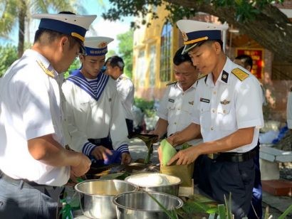 Cán bộ, chiến sỹ đảo Nam Yết gói bánh chưng xanh đón Xuân Kỷ Hợi 2019. (Ảnh: Quang Thái/TTXVN)