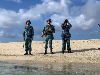 Các chiến sỹ hải quân vẫn chắc tay súng bảo vệ từng tấc đất, vùng biển thiêng liêng của Tổ quốc. (Ảnh: Quang Thái/TTXVN)