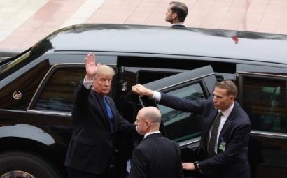  Tổng thống Mỹ Donald Trump bên chiếc Cadillac limo bọc thép. Ảnh: Vnexpress