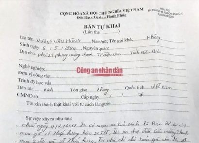  Với những chứng cứ không thể chối cãi, Vương Văn Hùng khai nhận đã giết nạn nhân để cướp tài sản. Trong ảnh là bản tự khai của đối tượng Hùng về việc sát hại nữ sinh giao gà.