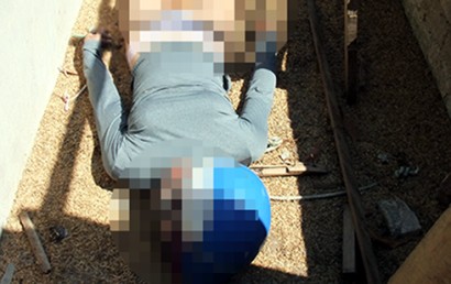  Thi thể nữ sinh xấu số được phát hiện trong tình trạng bán khỏa thân, đầu đội mũ bảo hiểm màu xanh.