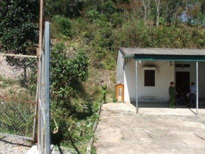  Cơ quan công an khám nghiệm căn nhà hoang.