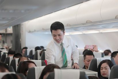 Tiếp viên Bamboo Airways hướng dẫn khách trên máy bay