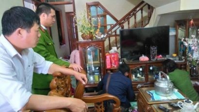  Lực lượng công an khám xét khẩn cấp căn nhà của Vương Văn Nghĩa - nhà cậu ruột của Vương Văn Hùng. Đây cũng là nơi đối tượng ẩn náu từ khi gây án cho tới khi bị bắt.