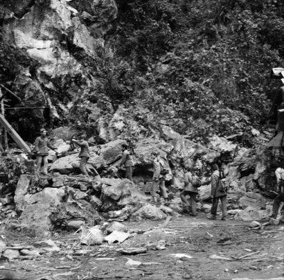  Chiến sĩ đoàn X tải đạn lên điểm tựa Hà Tuyên (ảnh: Minh Lộc/TTXVN).