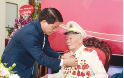  Chủ tịch UBND Thành phố Hà Nội Nguyễn Đức Chung gắn huy hiệu 70 năm tuổi Đảng tặng Thiếu tướng AHLLVTND Nguyễn Trọng Tháp