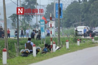 Hình ảnh tác chiến của lực lượng chức năng vây bắt nhóm đối tượng buôn ma túy.