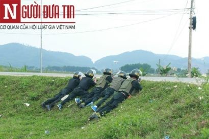  Các trinh sát vây ráp nhóm đối tượng.