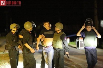  Hình ảnh Trung bị bắt giữ sau 4 tiếng đồng hồ cố thủ.