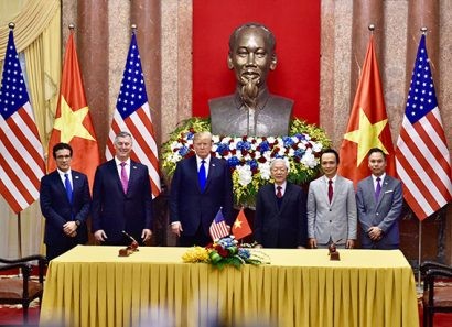  Lễ ký kết diễn ra tại Phủ Chủ tịch (Hà Nội) dưới sự chứng kiến Tổng Bí thư - Chủ tịch nước Việt Nam Nguyễn Phú Trọng và Tổng thống Mỹ Donald Trump, bên lề Hội nghị Thượng đỉnh Mỹ - Triều lần hai.