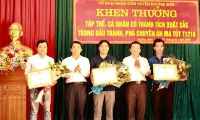  Các cán bộ PV báo ĐS&PL - báo NĐT nhận giấy khen của UBND huyện Hương Sơn.