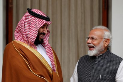Thủ tướng Ấn Độ Narendra Modi (phải) và Thái tử Bin Salman tỏ ra rất thoải mái tại cuộc hội đàm ở thủ đô New Delhi ngày 20-2 - Ảnh: REUTERS