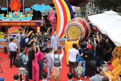 Thượng tọa Thích Minh Hiền, trụ trì chùa Hương đánh trống khai hội chùa Hương Xuân Kỷ Hợi 2019, đồng thời dâng hương cầu Phật một năm an lạc, “Quốc thái dân an”. Ảnh: Đăng Chung