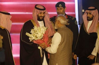Thủ tướng Ấn Độ Narendra Modi ra đón và tặng hoa cho Thái tử Bin Salman tận chân cầu thang khi máy bay đáp ở thủ đô New Delhi chiều 19-2 - Ảnh: REUTERS