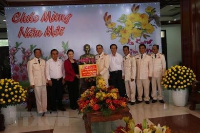  Chủ tịch Quốc hội Nguyễn Thị Kim Ngân chúc Tết và tặng quà Công an Tiền Giang