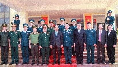 Thủ tướng Nguyễn Xuân Phúc với cán bộ, chỉ huy Sư đoàn Không quân 372.