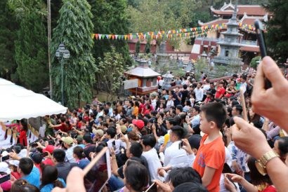 Hàng vạn du khách về dự lễ khai hội Chùa Hương. Ảnh: Đăng Chung