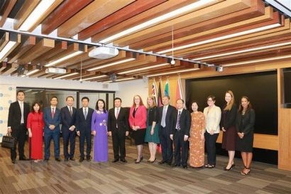 Đoàn công tác của Việt Nam chụp ảnh lưu niệm với Ủy ban Nhân quyền Australia. (Ảnh: PV TTXVN tại Australia)