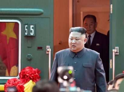Chủ tịch Triều Tiên Kim Jong-un được tiếp đón tại ga Đồng Đăng. (Ảnh: Reuters)