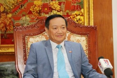  Đại sứ Việt Nam tại Lào Nguyễn Bá Hùng trả lời phỏng vấn. (Ảnh: Xuân Tú-Thu Phương/TTXVN)
