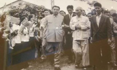 Chủ tịch Hồ Chí Minh (thứ hai từ phải sang) và Thủ tướng Triều Tiên Kim Nhật Thành (đi bên cạnh, phía tay trái) tại huyện Từ Liêm tháng 12/1958. Ảnh: dangcongsan.vn