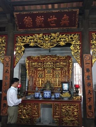 Anh Trần Văn Đức thắp hương trước bàn thơ gia tộc.