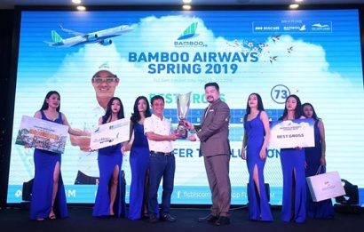 Ông Nguyễn Đức Ngọc Minh – Giám đốc khối khai thác bay Hãng hàng không Bamboo Airways trao Cup và quà cho Nhà vô địch 