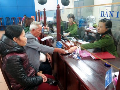 Cán bộ Phòng Cảnh sát quản lý hành chính về trật tự xã hội (Công an tỉnh Nam Định) làm thủ tục cấp thẻ căn cước công dân cho nhân dân.