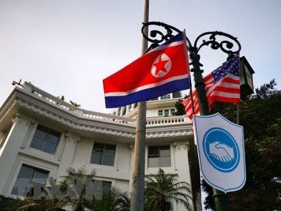  Cờ Mỹ và cờ Triều Tiên, bên dưới là biểu tượng hai bàn tay bắt chặt vào nhau thể hiện tinh thần của cuộc gặp lớn, được treo bên ngoài khu vực Quảng trường 19/8 - Nhà hát Lớn - Khách sạn Hilton Opera, Quận Hoàn Kiếm. (Ảnh: Thành Đạt/TTXVN)