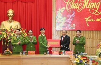 Phó Thủ tướng Thường trực Chính phủ Trương Hoà Bình tặng quà CBCS Cục CSĐT tội phạm về tham nhũng, kinh tế, buôn lậu