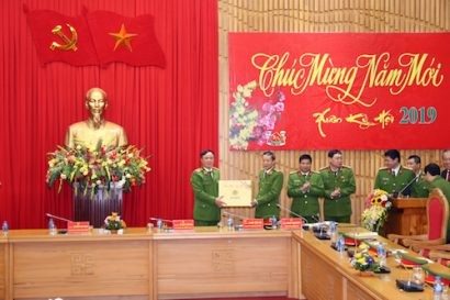 Thứ trưởng Lê Quý Vương tặng quà CBCS Văn phòng Cơ quan CSĐT Bộ Công an