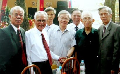 Tổng Bí thư, Chủ tịch nước Nguyễn Phú Trọng trong một lần gặp lại các thầy giáo cũ