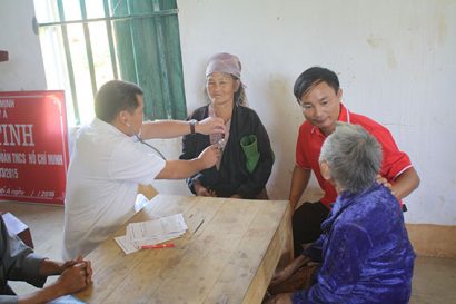 Hội Chữ thập đỏ huyện phối hợp với các tổ chức, đơn vị thăm, tặng quà, khám bệnh và cấp thuốc miễn phí cho bà con người Mông ở Mỹ Á.