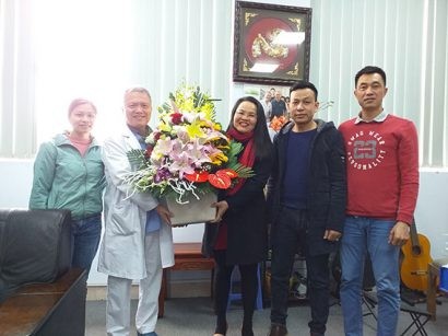 Tổng biên tập Tạp chí Pháp lý cùng đại diện Ban PV tặng hoa chúc mừng Giáo sư – Tiến sỹ Lê Ngọc Thành, Giám đốc bệnh viện E