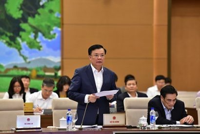  Bộ trưởng Bộ Tài chính Đinh Tiến Dũng trình bày Báo cáo về việc xây dựng Nghị quyết của Quốc hội về xử lý nợ đọng thuế
