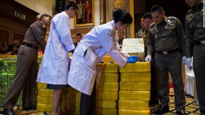  Cảnh sát Thái Lan quan sát nhân viên xét nghiệm số ma túy được thu hồi ngày 11/5. Ma túy được giấu trong các gói chè và bị phát hiện ở trung tâm Bangkok. Ảnh: AFP.